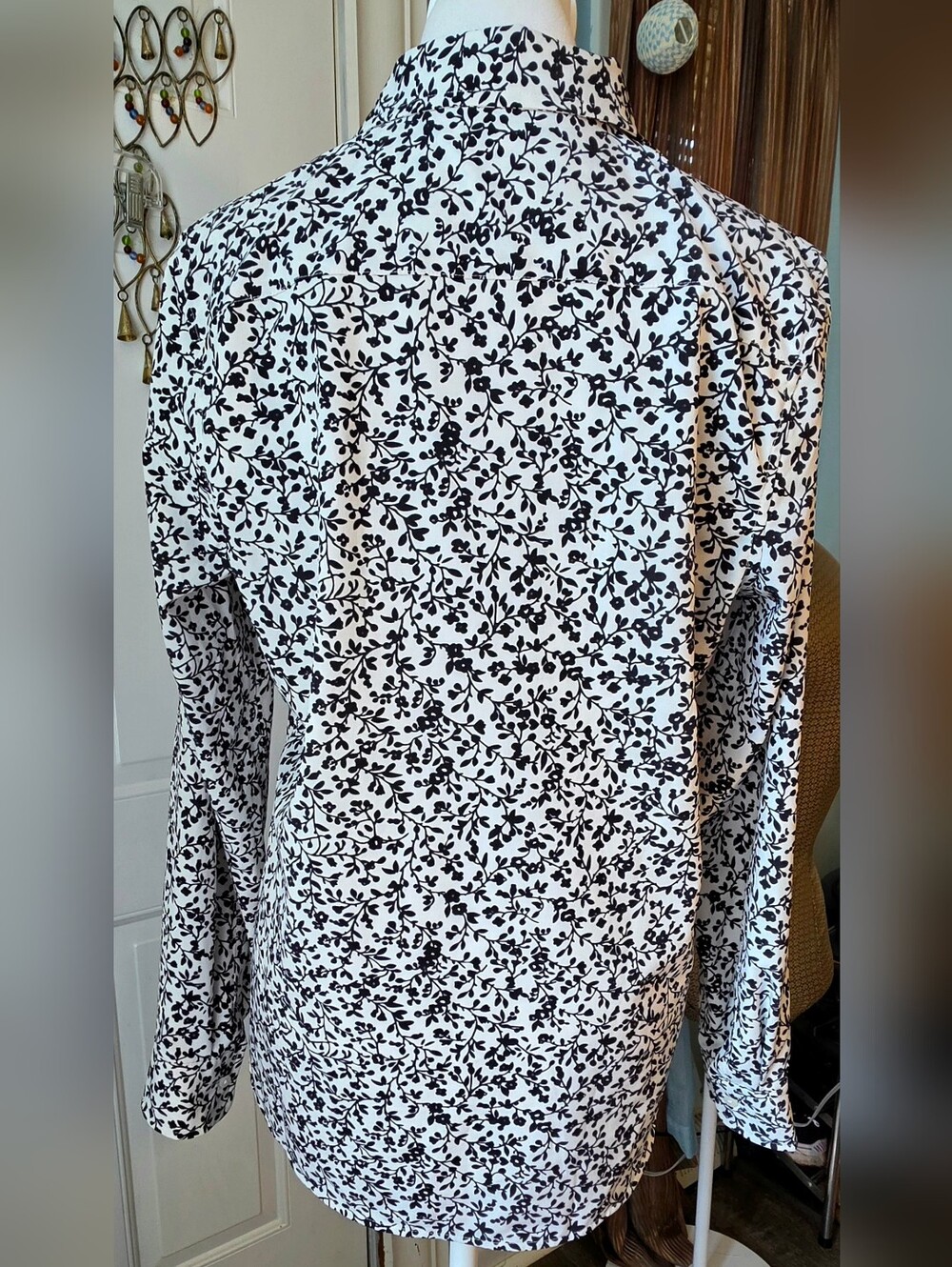 UNTUCKit Nora Button-Down Women's 10 White w/ Black Floral Leaf Print Stretchy - Picture 4 of 12